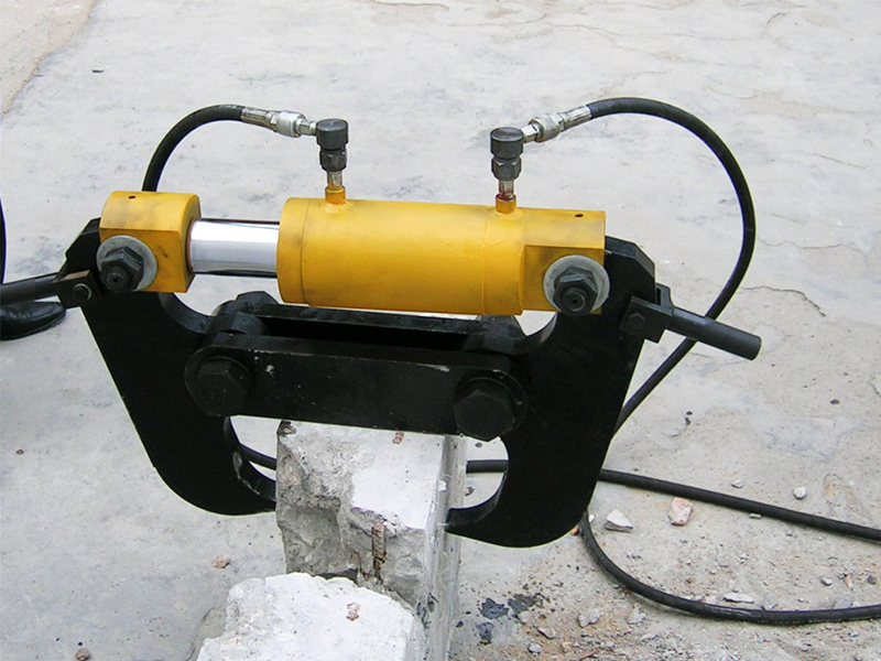 Demolizioni con pressa idraulica